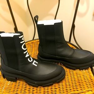 Both x MONSE Gao Chelsea with logo.